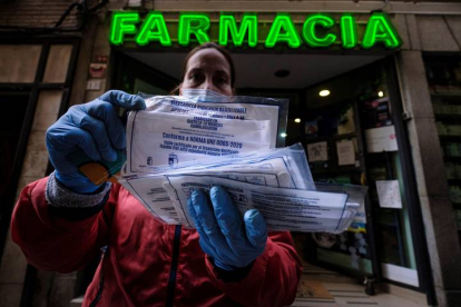La Junta de Castilla La Mancha repartió en octubre  mascarillas de tela a través de las farmacias. ÁNGEL VISDOMINE