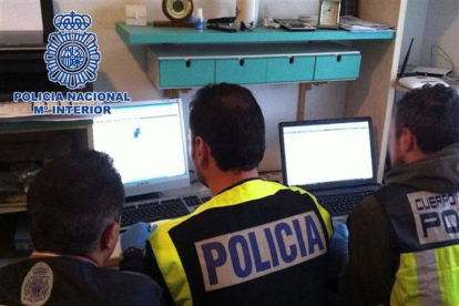 GRAF3506. MADRID, 03/02/2018.- Fotografía facilitada por la Policía Nacional, que ha detenido a cuarenta personas en 17 provincias en una macrooperación contra una red que intercambiaba material pedófilo 