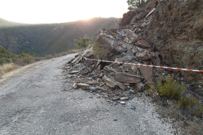 Imagen reciente de la carretera entre Santa Marina y Congosto, afectada por desprendimientos. DL