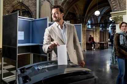 El líder del partido holandés Foro por la Democracia, Thierry Baudet, deposita su voto durante las elecciones europeas.
