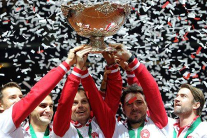 De izquierda a derecha, Marco Chiudinelli, Roger Federer, el capitán Severin Luthi, Stanislas Wawrinka y Michael Lammer, el equipo suizo de la Copa Davis, con el trofeo.