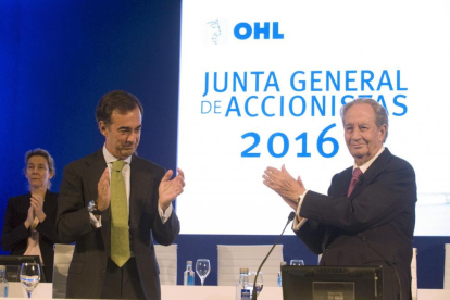 Los propietarios de OHL, Juan Villar, padre e hijo, en el 2016.