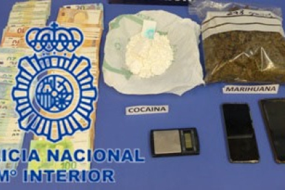 Droga, dinero y material incautado por la Policía Nacional. CNP