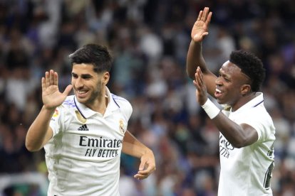 Marco Asensio, autor del gol del triunfo del Real Madrid, es felicitado por su compañero Vinicius. ARAGÓN