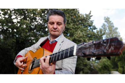 El guitarrista leonés, ayer en León, lanza ahora un disco que le sirve para recapitular décadas de trabajo en solitario en torno al flamenco. FERNANDO OTERO