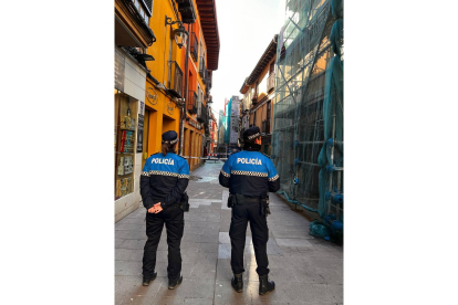Agentes de la Policía Local de León tras cortar la calle. AYUNTAMIENTO  DE LEÓN