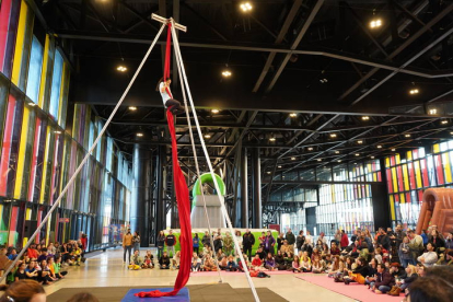 Espectáculo de circo en Expojoven. J. NOTARIO