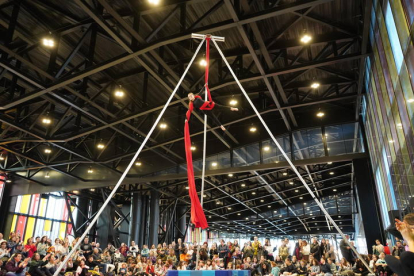 Espectáculo de circo en Expojoven. J. NOTARIO