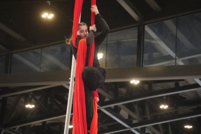 Espectáculo de circo en Expojoven. J. NOTARIO