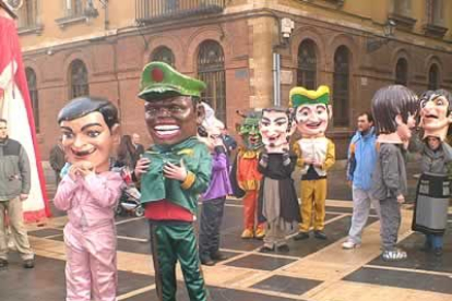 La capital de León también ha dado la bienvenida al carnaval, con el desfile infantil.