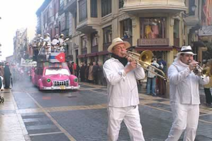 A pesar de las bajas temperaruras, muchos niños se animaron a disfrazarse y a recorrer la calle Ancha al son de la música de los cubanos Mambo Taxi, luciendo sus difraces.