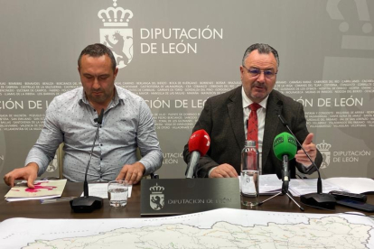 Luis Arias y Eduardo Morán, en la presentación del balance de actuaciones en carreteras.  RAMIRO