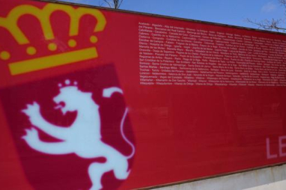 Panel con el escudo de León colocado en la sede de las Cortes de Castilla y León durante una exposición temporal.