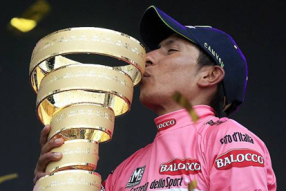 Nairo Quintana, en Trieste, con el trofeo que lo acredita como ganador del Giro de Italia.