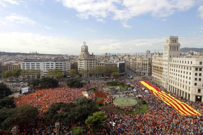 Varios miles de personas se concentran en el centro de Barcelona a la espera de que arranque el acto central de la manifestación.