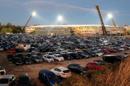 Imagen del aparcamiento del estadio Reino de León en la tarde de ayer. SECUNDINO PÉREZ