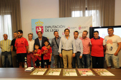 El acuerdo para ofrecer la lucha por La 8 televisión se rubricó ayer en la Diputación