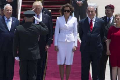 El presidente estadounidense, Donald Trump, y su mujer, Melania, son recibidos por el presidente israelí, Benjamin Netanyahu, y su esposa.