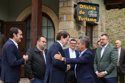 Mañueco se saluda con el presidente de Cantabria. ICAL