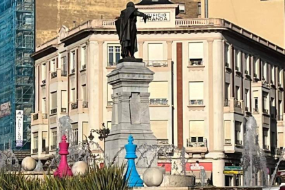 Las bellas piezas gigantes de Neusus/RMD inundan las calles de León un año más. M. PÉREZ