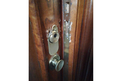 Aspecto de la cerradura y la mirilla de una puerta correspondientes a un piso asaltado en Santa Nonia. DL