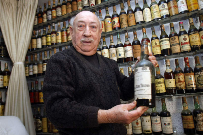 El jubilado ilicitano Manuel Brú guarda la colección de botellas de brandy en el comedor de su casa. MORELL