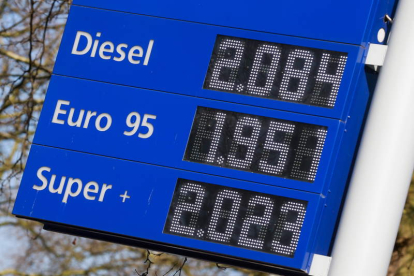Imagen de los precios del combustible en una estación de servicio. STEPHANY LECOC
