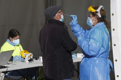 Personal de Ambuibérica hace test de antígenos en la carpa del Palacio de Exposiciones. FERNANDO OTERO