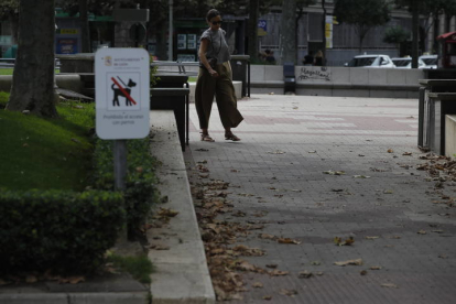 Cartel anunciador de acceso prohibido a los perros en la plaza de la Inmaculada. RAMIRO