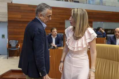 Guardiola y el portavoz de Vox en Extremadura, Ángel Pelayo Gordillo, ayer en el parlamento regional. JERO MORALES