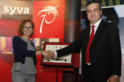 La premiada, María Jesús Corral, recibió su galardón de la mano del nuevo director de Syva y de gran parte de la comunidad académica de Veterinaria en León. RAMIRO