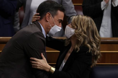 Sánchez y Díaz se abrazan tras la aprobación de la reforma laboral. KIKO HUESCA