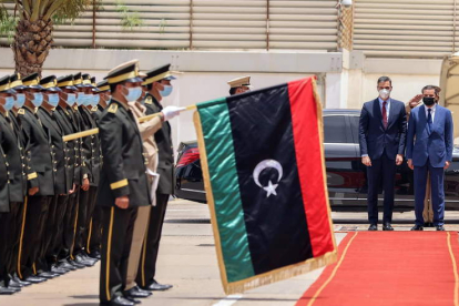 Pedro Sánchez, con el primer ministro libio en Trípoli. LIBYA SPAIN DIPLOMACY