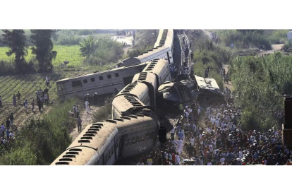 Los restos de los trenes, tras chocar en Alejandría. HAZEM GOUDA