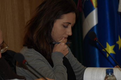 Alicia Gallego intervine en un pleno reciente en el Ayuntamiento de Santa María.
