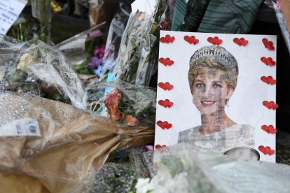 Recuerdos de Diana de Gales a las puertas del palacio de Kensington, el verano pasado coincidiendo con el 20º aniversario de su muerte.