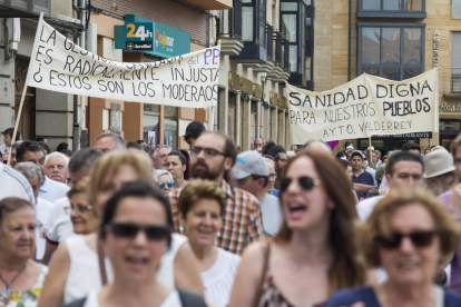Astorga acogió en verano una multitudinaria manifestación en defensa de la sanidad rural. F. OTERO