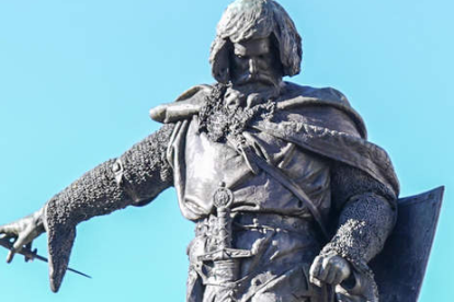 El autor refleja en el gesto de la estatua la desolación del personaje al entregar el puñal. MIGUEL F. B.