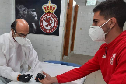 El cuerpo médico de la Cultural que lidera Salustiano López Contreras actúa con el máximo celo para evitar contagios por covid. DL