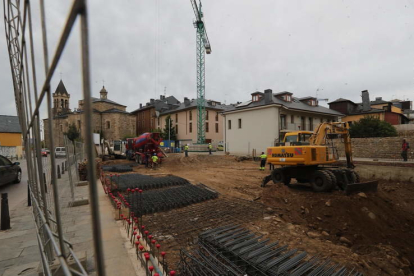 Imagen actual de la obra de construcción de un edificio de viviendas en la avenida del Castillo. BARREDO.