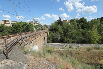 Puente del ferrocarril en la zona sur de Ponferrada. L. DE LA MATA