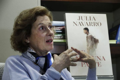 La escritora española Julia Navarro, en al presentación de su úktimo gran éxito 'De ninguna parte'. CARLOS ORTEGA
