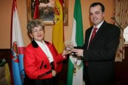 La presidenta de la Casa de Andalucía entregó a Moreno la distinción