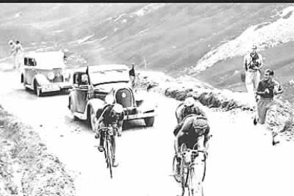 Año tras año había novedades. En 1910 se incluyeron en el recorrido los puertos de Los Pirineos, en 1919 se crea la figura del maillot amarillo de líder y en 1927 se introduce la contrarreloj por equipos.