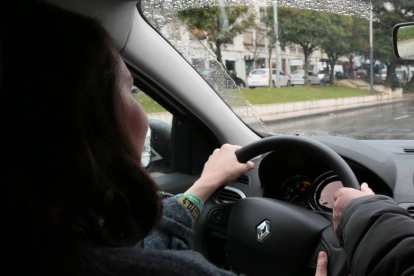 Una mujer aprende a conducir durante una clase de una autoescuela de León