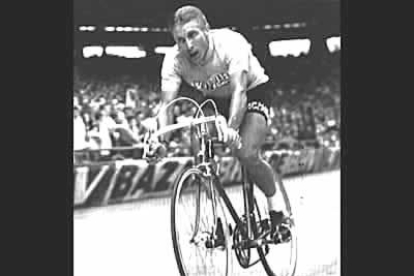 La época dorada comienza a principios de los 50’ con la aparición de los grandes corredores. Tras los tres Tours de Bobet, el protagonismo fue para Anquetil, quien consigue por primera vez cinco victorias.