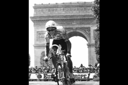 Lemond y Fignon protagonizaron uno de los finales más apretados que se recuerdan Se jugaron la carrera en la última contrarreloj. En ella Lemond sacó 8