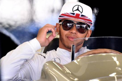 Hamilton, en el box de Mercedes en Silverstone.