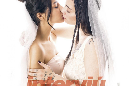 Jimena y Shaza vestidas de novia en una de las imágenes que ofrece Interviú.