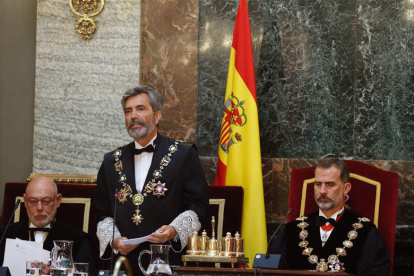 El rey Felipe VI junto al presidente del Consejo General del Poder Judicial, Carlos Lesmes. ÁNGEL DÍAZ